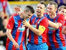 HRDINA. Plzeňští fotbalisté gratulují útočníkovi Michalu Ďurišovi k čistému HRDINA. Plzeňští fotbalisté gratulují útočníkovi Michalu Ďurišovi k čistému