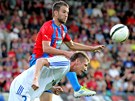SOUBOJ. Piotr Staearczyk z Chorzówa bojuje o míč s plzeňským Markem Bakošem. SOUBOJ. Piotr Staearczyk z Chorzówa bojuje o míč s plzeňským Markem Bakošem.
