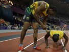 PO��T�M. Yohan Blake, druh� na dvoustovce, kontroluje v�t�zn�ho Usaina Bolta,