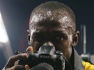 FOTOGRAF. Usain Bolt si po dob�hu zlat� dvoustovku zahr�l na fotografa. 