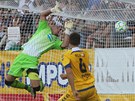 TREFA! Plzeňský gólman Bolek se už jen otáčí za střelou jihlavského Karlíka. TREFA! Plzeňský gólman Bolek se už jen otáčí za střelou jihlavského Karlíka.