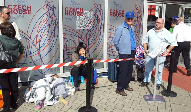 DLOUHÉ ČEKÁNÍ. Český dům se návštěvníkům otevírá v devět hodin, ale přepážka s DLOUHÉ ČEKÁNÍ. Český dům se návštěvníkům otevírá v devět hodin, ale přepážka s