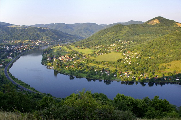 Pohled z Doerellovy vyhlídky. Zákrut Labe u obce Církvice Pohled z Doerellovy vyhlídky. Zákrut Labe u obce Církvice