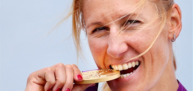 ZLATO. Skifa�ka Mirka Knapková se zlatou olympijskou medailí. (4. srpna 2012)