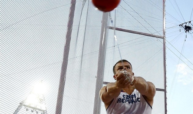 �eský kladivá� Luká� Melich b�hem olympijského závodu.