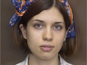 �lenka Pussy Riot Nad�da Tolokonnikovov� u soudu v Moskv� (4. srpna 2012)
