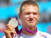 MEDAILE. Skifa� Ond�ej Synek se st�íbrnou medailí, tu zlatou musel p�enechat