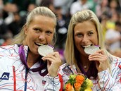 ÚSMĚV! České tenistky Lucie Hradecká (vlevo) a Andrea Hlaváčková pózují se... ÚSMĚV! České tenistky Lucie Hradecká (vlevo) a Andrea Hlaváčková pózují se...
