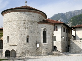 Rotunda ve Venzone. Uvnit� jej�ho podzem� jsou vystaveny proslul� zdej�� mumie.