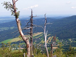 Pohled z Poledn�ho kamene. Dole je osada B�l� Potok, ke kter� n�sledn� zam���me.