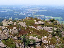 V d�lce je z Poledn�ch kamen� vid�t Fr�dlant a n�meck� a polsk� roviny.