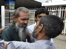 Dvaapadesátiletý Bangladéšan Moslemuddin Sarkar po svém návratu do Bangladéše. Dvaapadesátiletý Bangladéšan Moslemuddin Sarkar po svém návratu do Bangladéše.