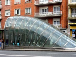 Vchody do metra v Bilbau projektoval Norman Foster a dal jim jednotnou tv��. 