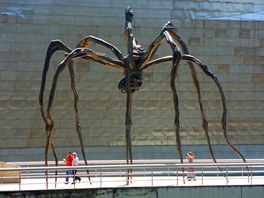 Ob�� skulptura pavouka Maman p�ed Guggenheimov�m muzeem. 