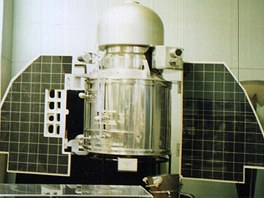 V�bec prvn� stroj, kter� "za�to�il" na Mars, Marsnik 1. Skon�il ale u� v zemsk�