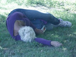 Brigitte Nielsenovou vyfotili, jak sp� s lahv� v parku.