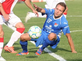 BOJ NA ZEMI. Vladan Milosavljev z Ostravy v utk�n� proti Slavii. 