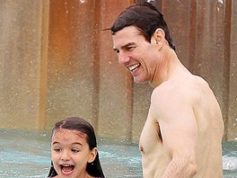 Herec Tom Cruise dovádí s dcerou u bazenu. Herec Tom Cruise dovádí s dcerou u bazenu.