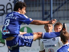 KOPA�KA NEBEZPE�N� VYSOKO. Olomouck� z�lo�n�k Rossi zasahuje m�� p�ed hr��i