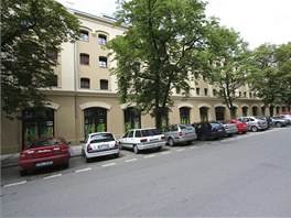 CornLofts �aldova. Z industri�ln� haly dnes zbyla jen historick� fas�da.  