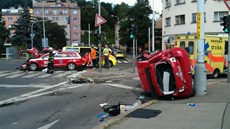 Nehoda červených volkswagenů na křižovatce ulic Jinonická a Vrchlického v Nehoda červených volkswagenů na křižovatce ulic Jinonická a Vrchlického v