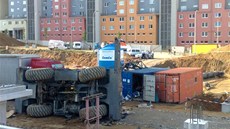 Převrácený jeřáb na stavbě v Lodžské ulici v pražských Bohnicích. Převrácený jeřáb na stavbě v Lodžské ulici v pražských Bohnicích.