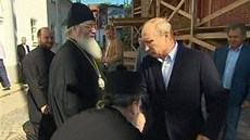 Pop líbá ruku Putinovi Pop líbá ruku Putinovi