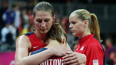 BUDE LÍP. České basketbalistky končí ve čtvrtfinále, Kateřinu Elhotovou utěšuje BUDE LÍP. České basketbalistky končí ve čtvrtfinále, Kateřinu Elhotovou utěšuje