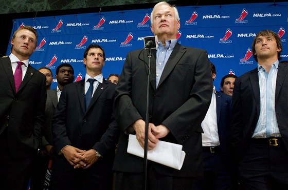 V�konn� �editel NHLPA Donald Fehr (uprost�ed) spolu s hv�zdn�mi �to�n�ky