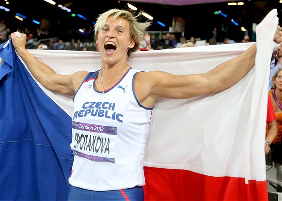 2012. O�t�pa�ka Barbora �pot�kov� oslavuje olympijsk� zlato v Lond�n�. (9.