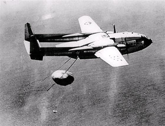 Zachycení kapsle s filmem z Discovereru 14 (KH-1) letounem C-119 Flying Boxcar Zachycení kapsle s filmem z Discovereru 14 (KH-1) letounem C-119 Flying Boxcar