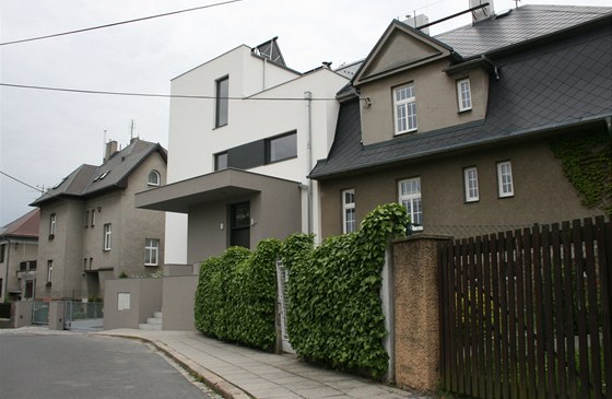 Dům po rekonstrukci vystupuje ze šedi okolních domů. Dům po rekonstrukci vystupuje ze šedi okolních domů.