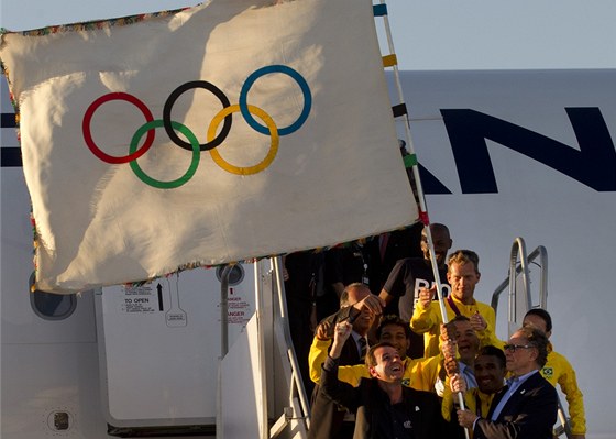 VEZEME TO. Brazil�t� sportovci p�iv�ej� z Lond�na nejen medaile, ale tak�...