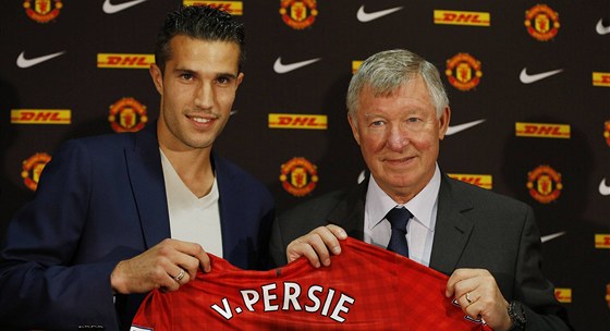 VYTOU�EN� POSILA. Tren�r Alex Ferguson (vpravo) �e�il p��chod Robina van