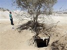 Jeden z tunel�, kter� vedou pod hranic� mezi Egyptem a p�smem Gazy (10. srpna
