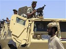 Transport�ry egyptsk� arm�dy u hrani�n�ho p�echodu Raf�h (10. srpna 2012)