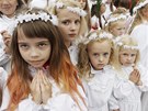 V�K NEVINNOSTI. Vy��o�ená d�v�ata se modlí b�hem svátku Nanebevzetí Panny Marie...
