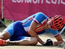 PÁD. �eský biker Jaroslav Kulhavý po strhujícím fini�i olympijského závodu padá...