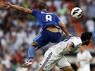 Raul Albiol z Realu Madrid (v b�l�m) se sna�� ubr�nit Roberta Soldada z