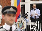 Zakladatel serveru WikiLeaks Julian Assange hovo�� na balkonu ekv�dorsk�
