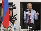 Zakladatel serveru WikiLeaks Julian Assange z balkonu ekv�dorsk� ambas�dy v
