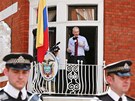 Zakladatel serveru WikiLeaks Julian Assange hovo�� na balkonu ekv�dorsk�