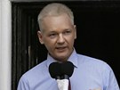 Julian Assange p�edn�� sv� prohl�en� na balkon� ekv�dorsk� ambas�dy v
