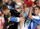 Slávista Ondřej Petrák (vlevo) bojuje s boleslavským Kristiánem Zbrožkem v Slávista Ondřej Petrák (vlevo) bojuje s boleslavským Kristiánem Zbrožkem v