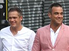 Robbie Williams se svým dvojníkem Robbie Williams se svým dvojníkem
