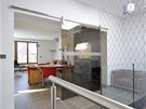 Posuvn� st�na z t�novan�ho tvrzen�ho skla byla vyrobena na m�ru podle n�vrhu
