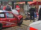 �idi� po smyku narazil do zast�vky v m�stech, kde st�li div�ci. Ti tam nem�li