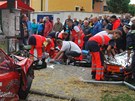 Skupinka lid�, do kter� �idi� najel, sledovala z�vody za p�skou, kde nem�l