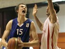 Český pivot Ondřej Balvín (v modrém) v duelu s Gruzií na juniorském mistrovství Český pivot Ondřej Balvín (v modrém) v duelu s Gruzií na juniorském mistrovství
