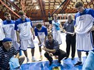 Trenér českých basketbalistů Pavel Budínský udílí pokyny během time-outu. Trenér českých basketbalistů Pavel Budínský udílí pokyny během time-outu.